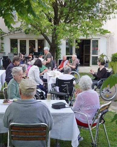 Bei kulinarischen Köstlichkeiten und Musik verbrachten die Bewohner:innen des Hauses einen frühsommerlichen Nachmittag im Beisein vieler Angehöriger. 