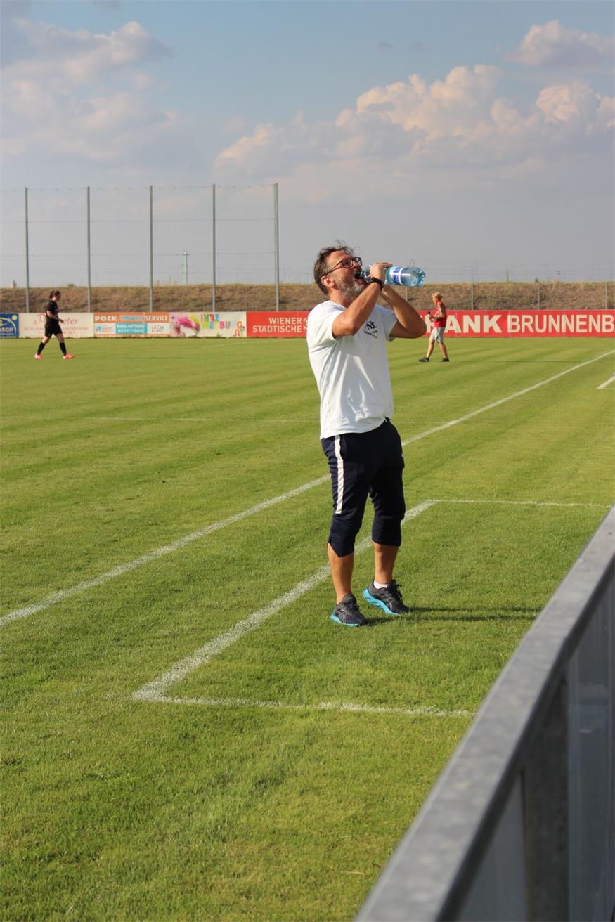 Bei schwülen Temperaturen stand Peter Slosarek in der Coachingzone der Neusiedler Frauen
