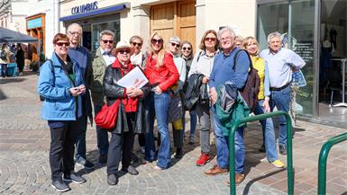 Bei strahlendem Sonnenschein startete der von Gisela Spatzierer geführte Rundgang beim Tourismusbüro. Großes Interesse an der Eisenstädter Geschichte herrschte unter den wissbegierigen Teilnehmern.