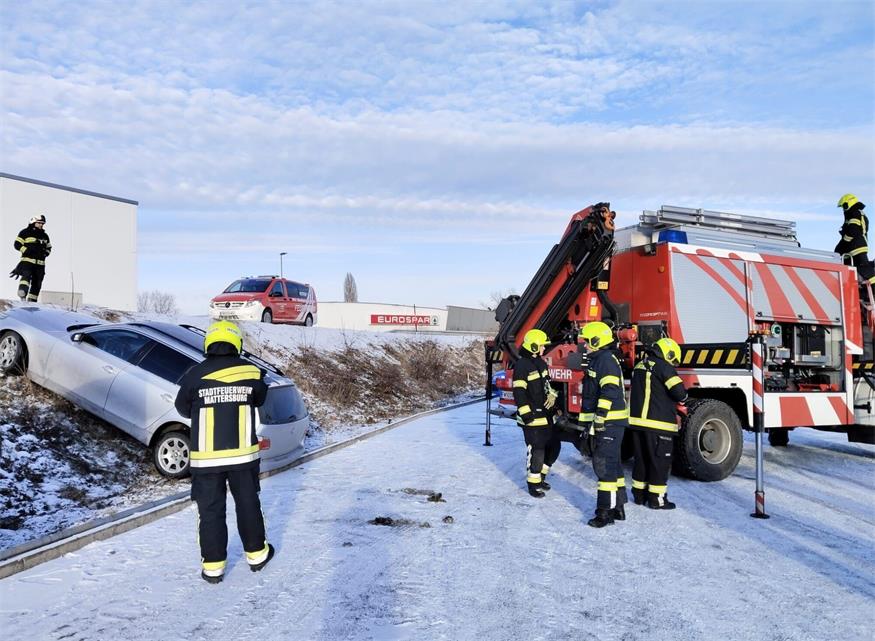Bei winterlichen Fahrverhältnissen war ein Pkw von der Straße abgekommen.