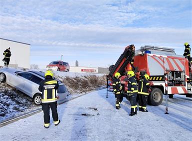 Bei winterlichen Fahrverhältnissen war ein Pkw von der Straße abgekommen.