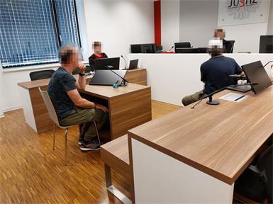 Beide Angeklagte wurden wegen des Besitzes von hunderten Missbrauchs-Bildern schuldig gesprochen.