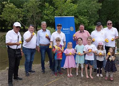 Beim 2. Rotarischen Entenrennen. Franz Pentek, Gerhard Heinrich, Ringo Vlasich, Jürgen Rohrer, Moritz, Johanna, Anja, Landtagsabgeordneter Bürgermeister Roman Kainrath, Leon, Rotary Club-Präsident Axel Blanck, Leonie, Rolf Boehm und Maya.