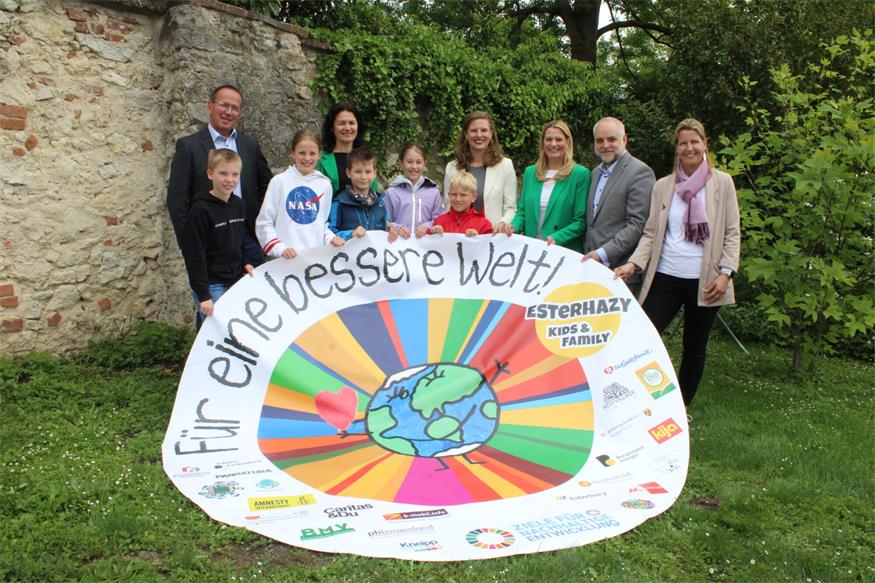 Beim Aktionstag. Lackenbachs Bürgermeister Christian Weninger, Schulqualitätsmanagerin Christina Schlaffer, Landeshauptmannstellvertreterin Anja Haider-Wallner, Bildungslandesrätin Daniela Winkler, Esterhazy Betriebe AG-Vorstandsvorsitzender Matthias Grün und Pia Friedrich-Mersich (Esterhazy Kids) mit Paul, Karla, Jonas, Julia und Jan von der Volksschule Sieggraben.