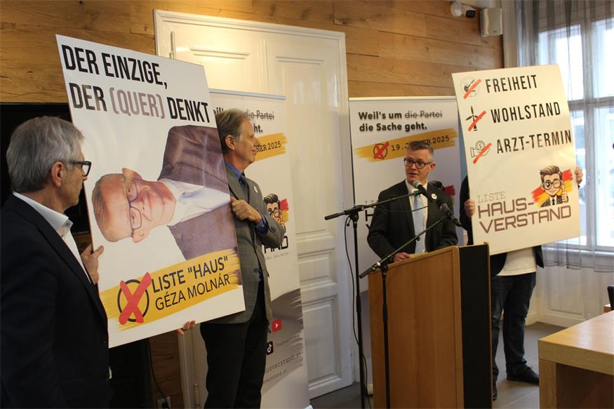 Beim Auftakt-Event der Liste Hausverstand präsentierte Spitzenkandidat Géza Molnár auch die Plakate, mit denen man jetzt noch in den Wahlkampf einsteigt.