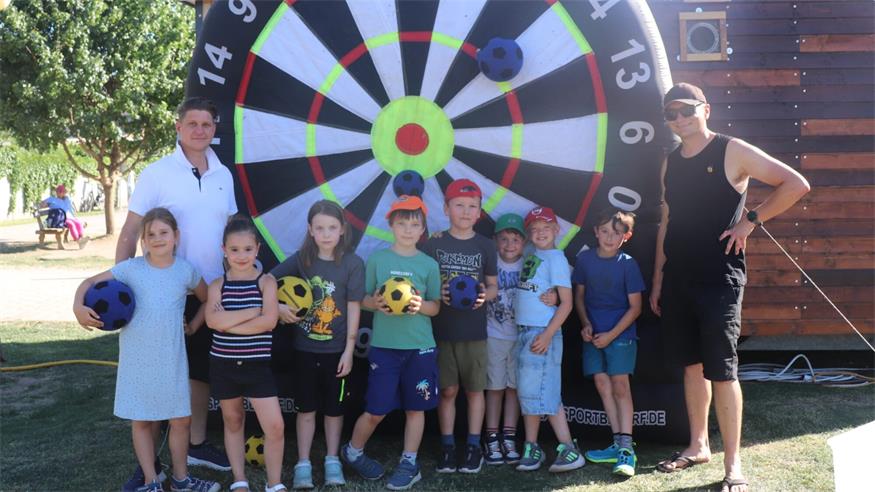 Beim Balldarts hatten die Kinder Julia, Helene, Sophie, Leon, Clemens, Luis, Willi und Fabian viel Spaß. Roman und Stefan, helfende Eltern, passten auf, dass die Punkte richtig gezählt wurden. 