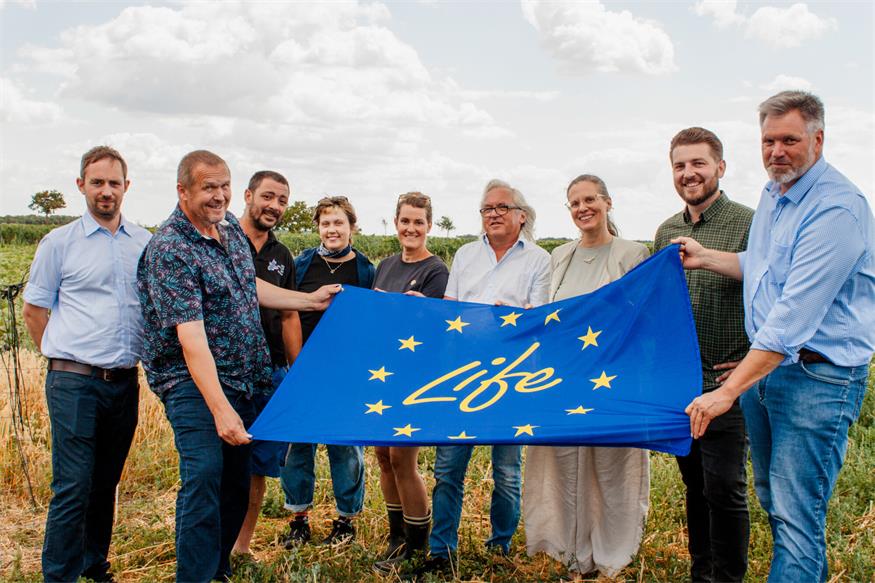 Beim Besuch der Versuchsflächen des EU-Projekts LIFE Pannonic Salt in St. Andrä (v.l.): Paul Schlögl, Geschäftsführer Bio Austria, Franz Traudtner, Obmann Bio Austria, Dominik Berger, Anna Tomic, Mitarbeiterin FiBL, Lisa Wachtler, Bäuerin und Projektteilnehmerin, Andreas Kranzler, Geschäftsführer FiBL Österreich, Landeshauptmann-Stellvertreterin Anja Haider-Wallner, Andreas Feiler, PANNATURA, Johannes Ehrenfeldner, Direktor Nationalpark Neusiedler See   Seewinkel 