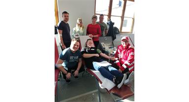 Beim Blutspenden. Michael und Alexandra Morth, Pascal Treidt, Cora Wittmann, Philipp Vertics und Franziska Schlögl mit Rot Kreuz-Vizepräsidentin Angela Pekovics.