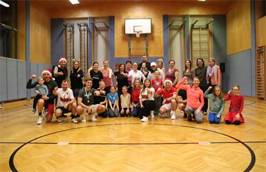 Beim Charity Fit Club in der Sporthalle der Marzer Volksschule wurde eine Spendenaktion für den Verein „Freunde kicken für Afrika“ durchgeführt.