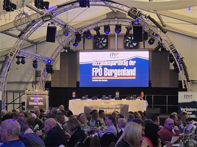Beim FPÖ-Landesparteitag. DIe „Gernot Arena“ in Jennersdorf ist gut gefüllt.