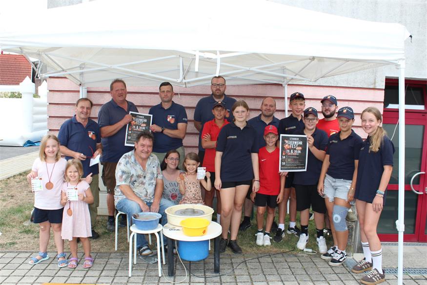 Beim Feuerwehrfest in Stoob konnten die Kinder gemeinsam mit Günther Hoffmann vom Stoober Töpferstadl selbst kreativ werden.