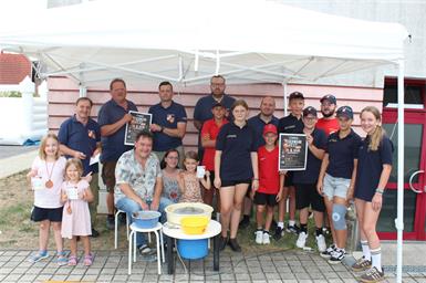 Beim Feuerwehrfest in Stoob konnten die Kinder gemeinsam mit Günther Hoffmann vom Stoober Töpferstadl selbst kreativ werden.