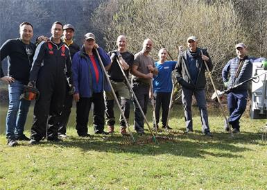 Beim Frühjahrsputz. Harald Waxhofer, Claus Tatschl, Ernst Maurer, Siegfried Strauss, Michael Fazekas, Thomas Schlögl, Patrick Strodl, Mag. Anton Koo und Jochen Schütz.