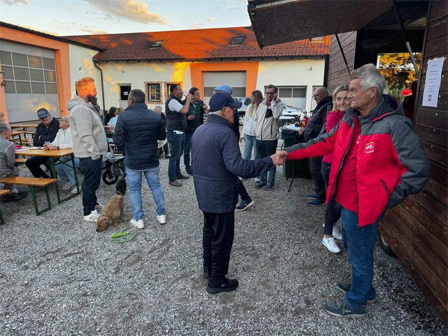 Beim Gassentratsch im Garten des Weinguts Steiger kamen Neudörflerinnen und Neudörfler mit Bürgermeister Dieter Posch und den Gemeindevertretern ins Gespräch.