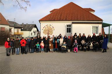 Beim Gemeindeamt versammelten sich die Wanderer, um gemeinsam auf ihre Tour durch Oberloisdorf aufzubrechen.