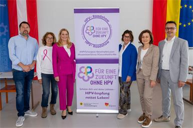 Beim HPV-Infotag in Eisenstadt (v.?l.): Dr. Martin Krizmanits (Schularzt), Dr.in Susanne Kunz, LRin Daniela Winkler, Pink-Ribbon-Botschafterin Àgnes Ottrubay, Krebshilfe-Geschäftsführerin Andrea Konrath und HAK-Direktor Reinhard Gaul.
