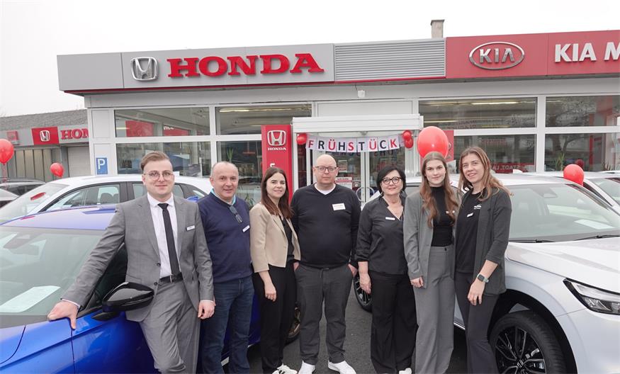 Beim Honda-Frühstück in Oberpullendorf. Alexander Thomas Koo, Franz Winhofer, Eva Maria Kneisz mit Gatten und Geschäftsführer Markus Kneisz, Helga Kneisz sowie Lara Thumberger und Kerstin Zagler berieten und verköstigten die vielen Besucher.