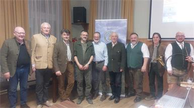 Beim Infoabend des Jagdvereins Bezirk Oberpullendorf: Sektionsleiter Aus- und Weiterbildung Herbert Pfeiffer, Kassier Emmerich Aumüllner, Vizepräsident des Jagdverbands Burgenland und Obmann Robert Herz, Hegeringleiter Günther Korner, Referent Armin Deutz, Obmann-Stellvertreter Rudolf Leiter, Sektionsleiter Hundewesen Erich Grosinger, Präsident des Jagdverbands Burgenland und Obmann Bezirk Eisenstadt, Ewald Frank, sowie Hornmeister Heinz-Jörg Sattler.