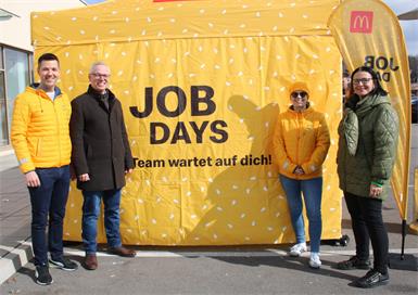 Beim Job Day. Head of Employee Experience Marko Krapec, Franchisenehmer Michael Trittinger, Employee Experience Consultant Ines Wagner-Schwartz und AMS-Geschäftsstellenleiterin Jutta Mohl.