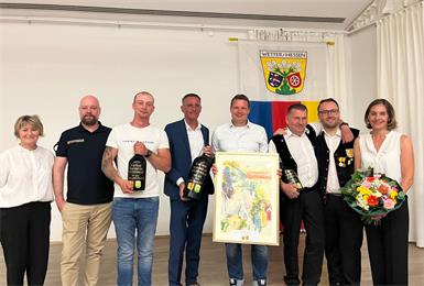 Beim Jubiläumsfest im Vinatrium. Karin Steinwendter (Amtsleiterin Deutschkreutz), Andreas Reumann (Feuerwehr-Kommandant Deutschkreutz-Girm), Jannek Strack (Feuerwehr Wetter), Andreas Kacsits (Bürgermeister Deutschkreutz ), Sven Schmidt (Bürgermeister Wetter), Karl-Heinz Brössel (Stadtkapelle Wetter), Andre Pogatsch (Musikverein Deutschkreutz) und Andrea Stark (Stadtmarketingobfrau Wetter). Foto: zVg