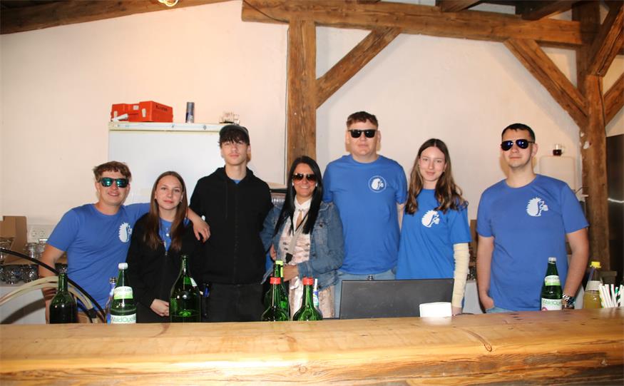 Beim Kirtag standen unter anderem auch Mike Kern, Lena Graf, Michael Hollweg, Jasmin Stifter, Jonas Hruby, Laura Trinkl und Lukas Kramm hinter der Theke.