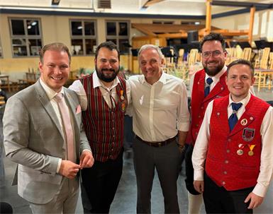 Beim Konzert in der Martinihalle (v.l.): Bürgermeister und Landtagsabgeordneter Fabio Halb, Mogersdorfs Kapellmeister Philipp Maurer, Moderator Manfred Skerlak und die beiden Solisten Sebastian Kern und Manuel Volkheimer.