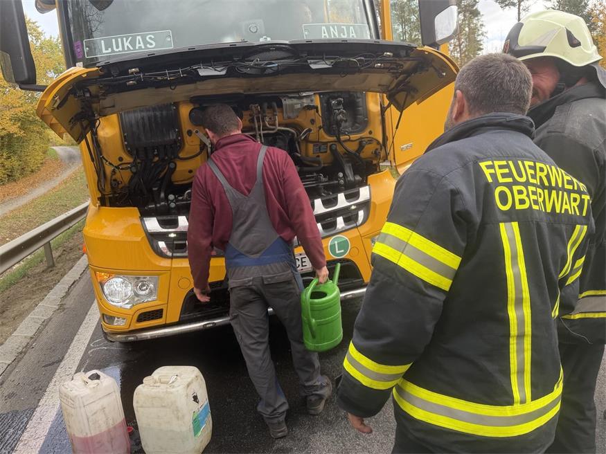 Beim Lkw wurde ein technisches Gebrechen, eine geplatzte Kühlmittelleitung, festgestellt.