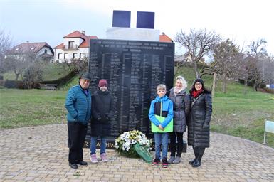 Beim Mahnmal. Obfrau Lydia Steiner und Erwin Hausensteiner vom Gedenk-Verein mit Vizebürgermeisterin Natascha Thurner sowie Matthias und Saskia, die die Geschichte der Familie Grünwald vorlasen.