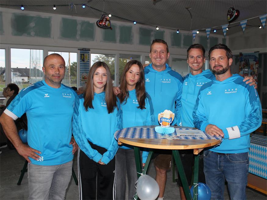 Beim Oktoberfest des ASKÖ Weppersdorf: Jürgen Böhm, Hannah Böhm, Lia Böhm, Obmann Peter Raab, Klaus Bertha und Manuel Buranich.