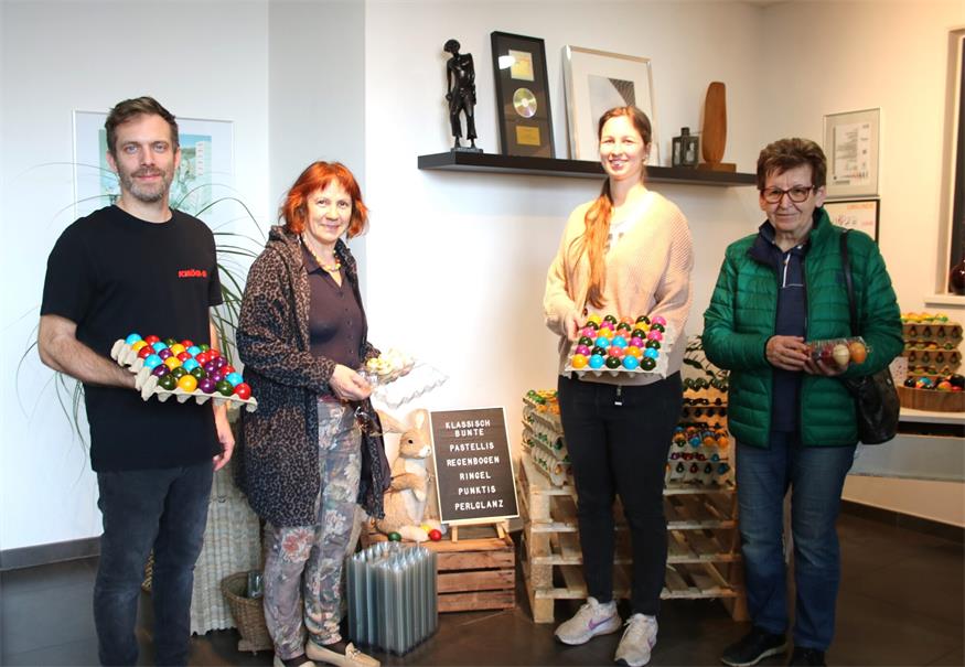 Beim Ostermarkt: Jörg Schlögl-Artner und Jessica Prikoszovich von Schlögl Ei mit den Kundinnen Anica Kostyan und Maria Prandler.