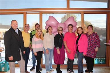 Beim Pink Ribbon Café in der Liszt-Bibliothek Raiding setzten Michael Landauer, Thomas Löschnauer, Christian Schramböck, Patricia Roisz, Stefanie Kautz, Sandra Gerdenitsch, Barbara Landauer, Manuela Schönauer und Nicole Schlaffer ein gemeinsames Zeichen im Kampf gegen Brustkrebs.