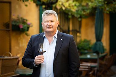 „Beim SALON zählt einzig und allein die Qualität der Weine“, betont Chris Yorke, Geschäftsführer vom Österreich Wein Marketing. Alle SALON Weine findet man auf salonwein.at. 