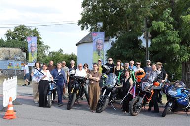 Beim Schloss wurden die Biker rund um Intendant Wolfgang Böck auch von Ensemblemitgliedern sowie Bürgermeister Andreas Tremmel in Empfang genommen. 