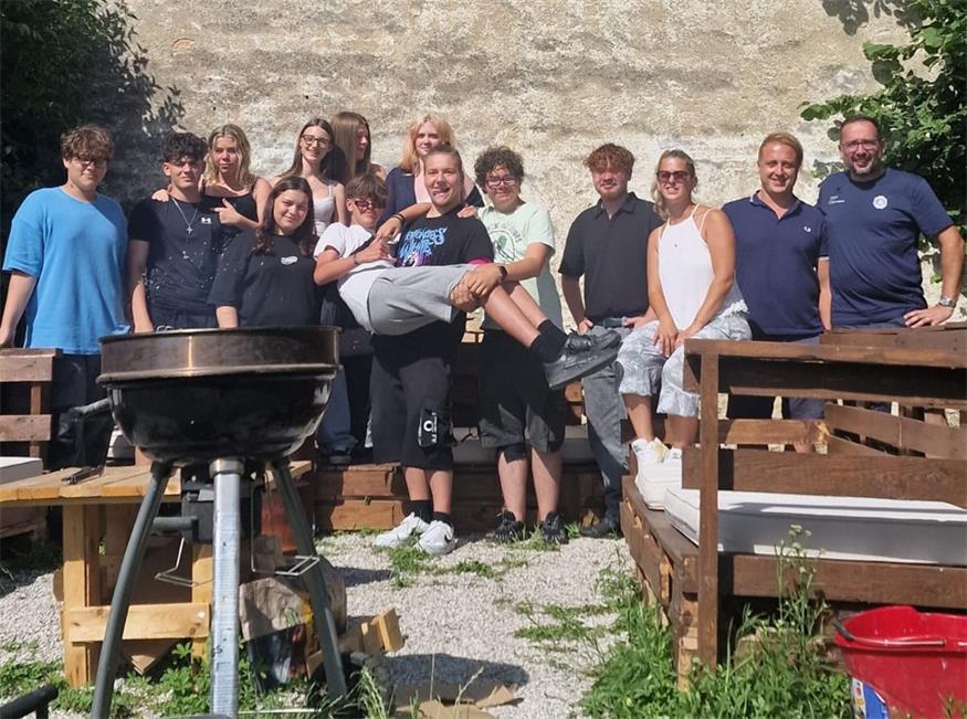 Beim Sommerfest des Jugendzentrums war auch Vizebürgermeister Thomas Nikles (r.) vor Ort. 