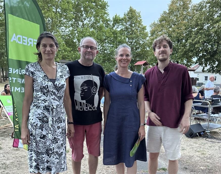 Beim Sommerkino (v.l.): Die grüne Bezirkssprecherin Nina Piniel, Stefan Pauer von der KUGA, Landeshauptmann-Stellvertreterin und grüne Landessprecherin Anja Haider-Wallner und Landtagsabgeordneter Philip Juranich.
