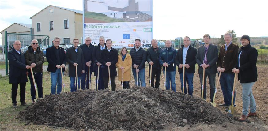 Beim Spatenstich. Vizebürgermeister Anton Klug, Baumeister Alfred Stifter, OSG-Obmann Alfred Kollar, Landtagsabgeordneter Patrik Fazekas, Leo Riebenbauer, Alexander Kubin, Nationalrat Niki Berlakovich, Projektleiterin Stefanie Imre, Bürgermeister Thomas Niklos, Gregor Zeczelits, Michael Arthofer, Energiegemeinschaft-Obmann Alexander Freiberger, TKV-Standortleiter Wolfgang Rauch sowie Wolfgang Wiesauer und TKV-Geschäftsführer Christian Weinbauer.