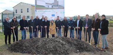 Beim Spatenstich. Vizebürgermeister Anton Klug, Baumeister Alfred Stifter, OSG-Obmann Alfred Kollar, Landtagsabgeordneter Patrik Fazekas, Leo Riebenbauer, Alexander Kubin, Nationalrat Niki Berlakovich, Projektleiterin Stefanie Imre, Bürgermeister Thomas Niklos, Gregor Zeczelits, Michael Arthofer, Energiegemeinschaft-Obmann Alexander Freiberger, TKV-Standortleiter Wolfgang Rauch sowie Wolfgang Wiesauer und TKV-Geschäftsführer Christian Weinbauer.
