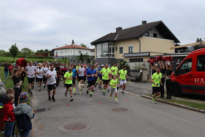 Beim Start. Die Teilnehmer wurden von den "Colourful Dancers" angefeuert. 