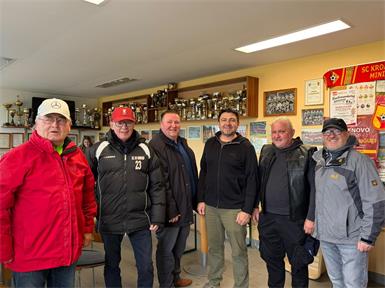 Beim Start- und Zielpunkt am Sportplatz. Gemeinderat Josef Mersich, Norbert Darabos, Landtagsabgeordneter Roman Kainrath, SPÖ-Ortsparteiobmann Roland Ribarich, Ortsvorsteher Franz Klemen und Bürgermeister Christian Balogh.