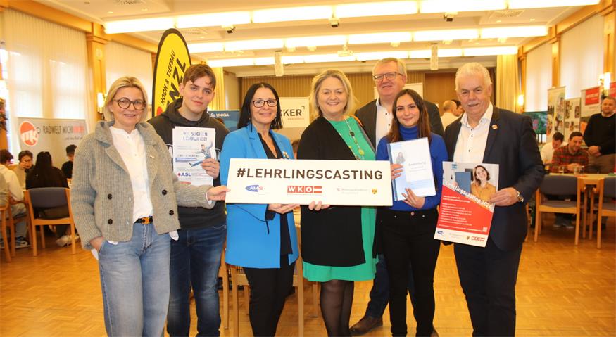 Beim Startschuss des Lehrlingscastings. Wirtschaftskammer-Referentin Kerstin Strasser, Schüler Elham Tafallari, AMS Oberpullendorf-Geschäftsstellenleiterin Jutta Mohl, AMS Burgenland-Landesgeschäftsführerin Helene Sengstbratl, Oberpullendorfs Wirtschaftskammer-Regionalstellenleiter Freddy Fellinger sowie Schülerin Esra Karayel und Oberpullendorfs Wirtschaftskammer-Regionalstellenobmann Stefan Kneisz.