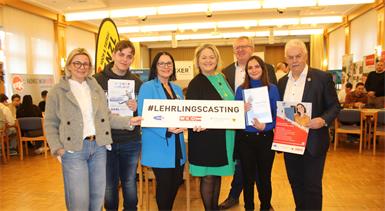Beim Startschuss des Lehrlingscastings. Wirtschaftskammer-Referentin Kerstin Strasser, Schüler Elham Tafallari, AMS Oberpullendorf-Geschäftsstellenleiterin Jutta Mohl, AMS Burgenland-Landesgeschäftsführerin Helene Sengstbratl, Oberpullendorfs Wirtschaftskammer-Regionalstellenleiter Freddy Fellinger sowie Schülerin Esra Karayel und Oberpullendorfs Wirtschaftskammer-Regionalstellenobmann Stefan Kneisz.