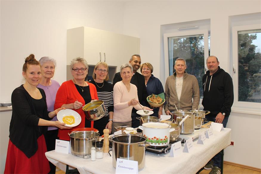 Beim Suppenessen. Katja Schützenhofer, Waltraud Wohlmuth, Sylvia Sonnleitner, Claudia Supper, Maria Winterer, Pfarrer Michael Shinto, Elke Fischer, Reinhard Brandlhofer und Johann Supper