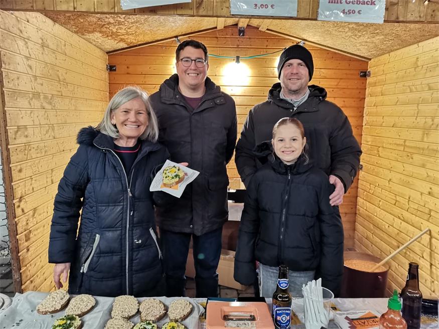 Beim Verkauf der feinen Aufstrichbrote halfen Ulli Budka, Harald Rojacz sowie Lena und Clemens Ivanschitz fleißig mit.