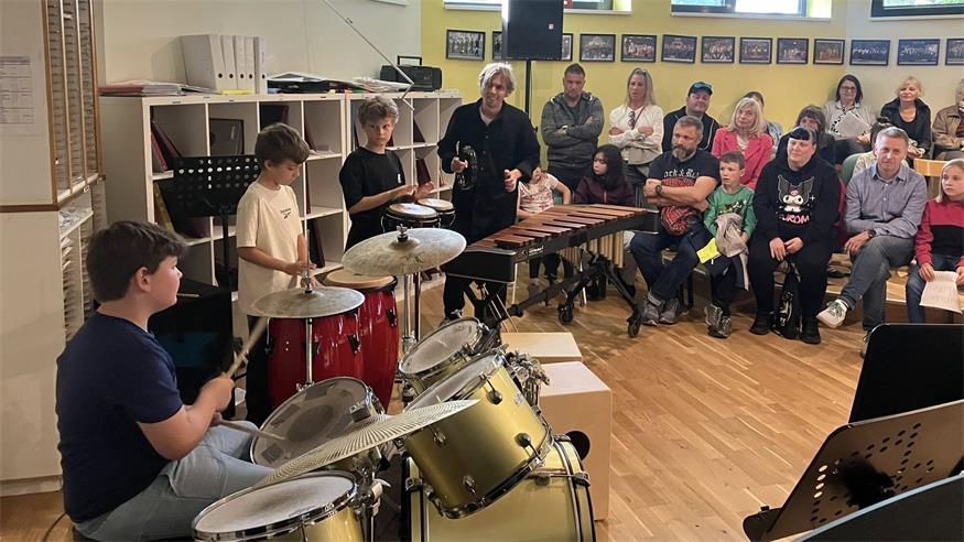 Beim Vorspielabend präsentierten die Schüler der Musikschule Neudörfl an verschiedenen Instrumenten vor Publikum ihr Können. Wer selbst ein Instrument lernen möchte, für den bietet die "Offene Woche" an der Musikschule, die von 2. bis 5. Juni stattfindet, sicherlich eine gute Orientierungsmöglichkeit. 