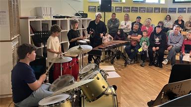 Beim Vorspielabend präsentierten die Schüler der Musikschule Neudörfl an verschiedenen Instrumenten vor Publikum ihr Können. Wer selbst ein Instrument lernen möchte, für den bietet die "Offene Woche" an der Musikschule, die von 2. bis 5. Juni stattfindet, sicherlich eine gute Orientierungsmöglichkeit. 