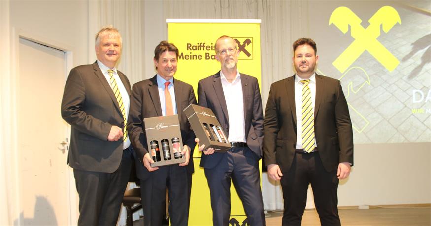 Beim Vortrag. Alexander Kubin, Vorstandsdirektor Raiffeisenbank Region Deutschkreutz-Horitschon, Peter Brezinschek, ehemaliger Chefanalyst der Raiffeisenbank International sowie Wolfgang Wimmer vom Raiffeisen Capital-Management und Andreas Kölly, Regionalleiter Raiffeisenbank Region Deutschkreutz-Horitschon.