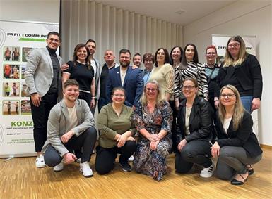 Beim Vortrag. Patrick Floiger, Marcela Kraxner, Manuel Haiden, Agron Maloku, Dominik Vogl, Dominic Strehn, Gerti Rathmanner, Kerstin Schefberger, Karin Strehn, Michelle Stifter, Dagmar Wagner, Verena Rathmanner, Marco Dutter, Michelle Gallina, Nicole Maloku sowie Tanja Krenn und Isabella Rathmanner.