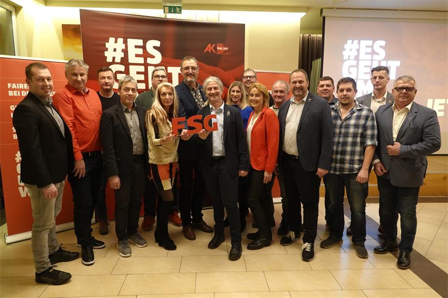 Beim Wahlkampauftakt im Bezirk. Bernd Rehberger, Alfred Peterszel, Hannes Stampf, Thomas Priedl, Günter Unger, Hermine Supper-Schlögl, Gerhard Michalitsch, Michael Mohl, Katharina Supper, Uwe Weidinger, Bettina Koller, Christian Wiedenhofer, Matthias Rehrl, Harald Rathmanner, Dominik Renhofer, Rene Baumgartner und Erich Mauersics. 