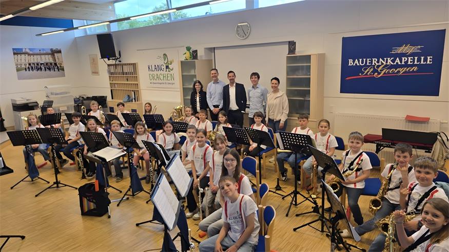 Beim allerersten Vorspielabend der Klangdrachen Junior – dem Nachwuchsensemble der Akademie der Bauernkapelle St. Georgen – standen 25 Kinder zum ersten Mal auf der Bühne und machten ihre Sache großartig.