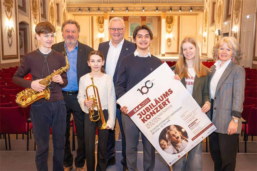 Beim großen Jubiläumskonzert der Eisenstädter Schulen im Haydnsaal des Schlosses Esterházy: (v.l.n.r.) Matthias Fink, Bildungsdirektor Alfred Lehner, Enya Stangl, Bürgermeister Thomas Steiner, Otto Frank, Magdalena Tinhof und Karin Tinhof. Gemeinsam feierten sie das 100-jährige Jubiläum der Landeshauptstadt Eisenstadt mit einem beeindruckenden musikalischen Abend.